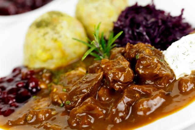 Neben der klassischen Knödel und Blaukraut kann man zu Wild auch frisches Herbstgemüse, mit beispielsweise Kürbis servieren. | Foto: panthermedia net - Annabella/Fotolia