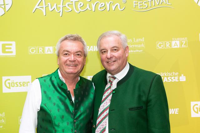 Ein Schwarzer und ein Roter ganz in Grün: Landeshauptmann Hermann Schützenhöfer (r.) und Landesrat Anton Lang hatten ihren Spaß. | Foto: Jorj Konstantinov