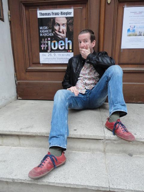 Ex-Ministrant Thomas Franz-Riegler spielt sein aktuelles Programm "#joeh" in der Lutherischen Stadtkirche.  | Foto: Hillinger