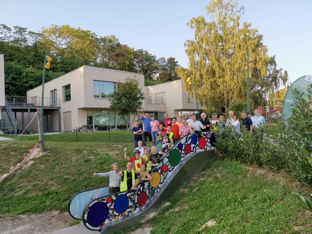 Vor dem Bildungscampus in Leobendorf.