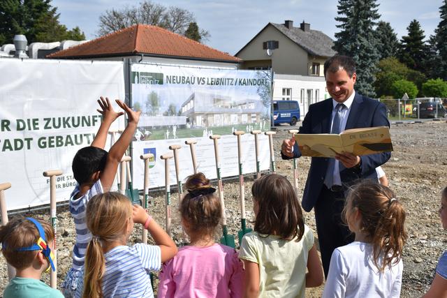 Statt langer Reden: Familienvater LH Schickhofer las den Kindern das Buch "Die Brücke" vor und die Kinder spielten den Riesen und den Bär.