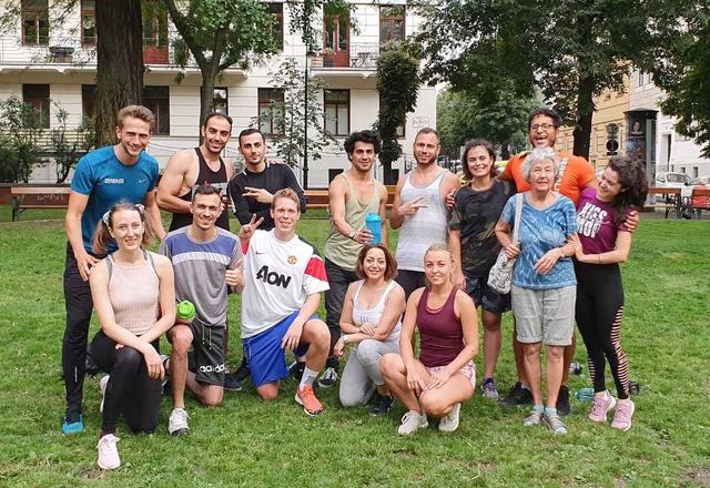Beim Fit Club Vienna im Alois-Drasche-Park treffen Menschen aller Altersklassen und Fitnesslevel aufeinander.