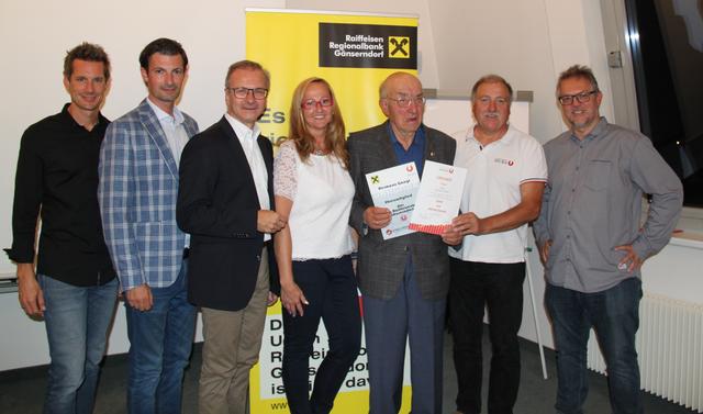 Moderator der Veranstaltung und Handballtrainer Johannes Hahn, Bürgermeister Rene Lobner, Geschäftsleiter der Raiffeisen Regionalbank Gänserndorf Günther-Franz Harold, Bankstellenleiterin Nina Schwarz, Präsident der Union Niederösterreich Raimund Hager und Obmann der Union Raiffeisenbank Gänserndorf Manfred Dichtl.
 | Foto: Bürbaum