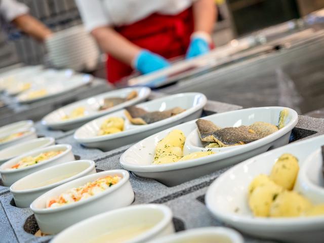 In der Zentralküche in Linz-Pichling bereitet Dussmann täglich rund 1.600 Speisen frisch für 35 Betriebe zu.