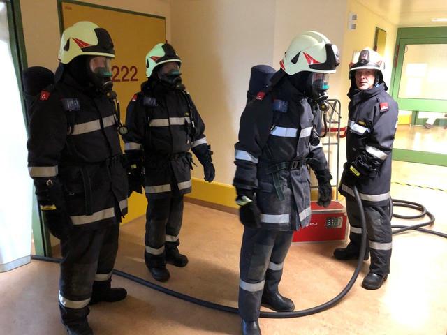 Die Betriebsfeuerwehr des Universitätsklinikums Tulln bei der Krisenstabsübung. 