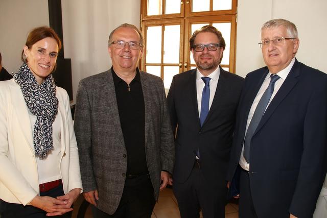 Moser Holding-Vorstand Hermann Petz (2. v. l.), Martina Holl (l.) und Thomas Reiter (beide Geschäftsführung BezirksRundschau, 2. v. r.) sowie Gemeindebundpräsident  | Foto: Andreas Maringer