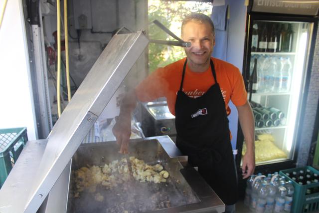 Chefkoch: Norbert Bauer kochte für die Besucher leckeres Blunzngröstl | Foto: arbes