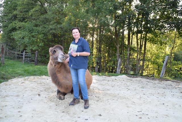 Tierparkbesitzerin Gabriele Wodak mit Ihrem Buch