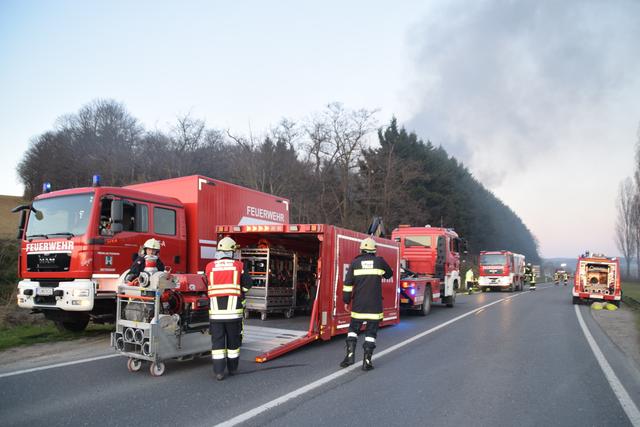 Zehn Feuerwehren und insgesamt 150 Kameraden waren bei dem Brand vor Ort. | Foto: Karin Zeiler / Bezirksblätter NÖ