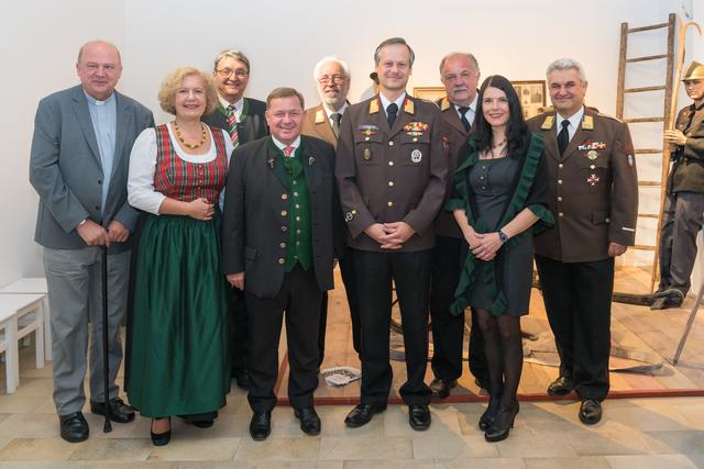 Die Ehrengäste bei der Eröffnung der Herbstausstellung im steirischen Feuerwehrmuseum Groß St. Florian: Pfarrer Anton Rindler, Anja Weisi-Michelitsch, Bgm. Alois Resch, Volksanwalt Werner Amon, BR d. ÖBFV Peter Schmid, BR d. ÖBFV Christian Fastl, Bereichsfeuerwehrkommandant LFR Helmut Lanz,  Katrin Knaß-Roßmann und BR d.V. Max Aufischer | Foto: Christian Freydl