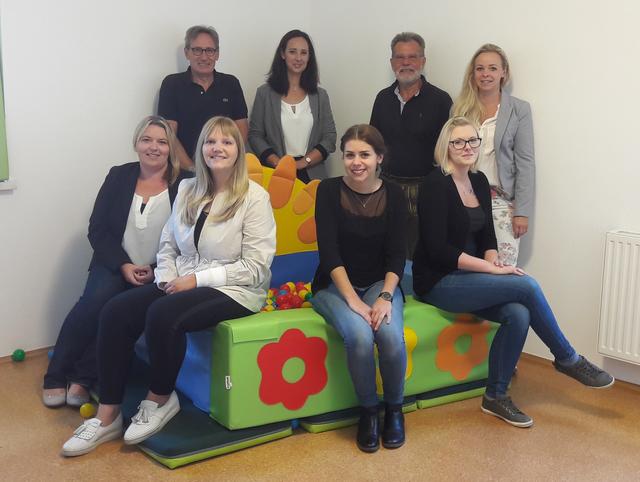 Hintere Reihe SOS-Kinderdorf-Leiter Gerhard Pohl, Ulrike Rastinger (Leiterin Krabbelstube), Oberstudienrat Wilfried Schögl (Mandatsnehmer der Pfarre Altmünster) und Anna Hofmann (Leiterin Kindergarten)
Vordere Reihe Bürgermeisterin Elisabeth Feichtinger und das Betreuungsteam der Krabbelstube