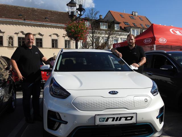 Günter (li.) und Klaus Bauer mit dem neuen e-niro. | Foto: © bme