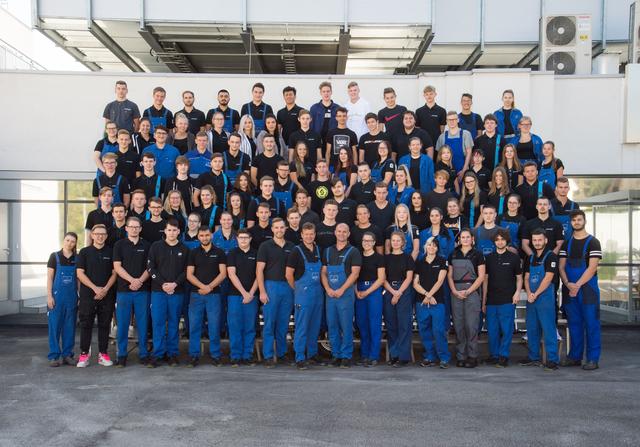 Die Lehrlingsriege bei Pankl Racing Systems: 102 Lehrlinge insgesamt, 85 davon in technischen Berufen. 37 Lehrlinge wurden neu aufgenommen.