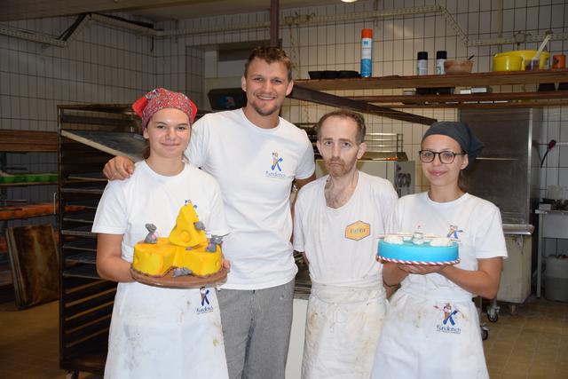 Die Lehrlinge Julia Kresnik (l.) und Lisa Fauland (r.) mit Lehrherr Reinhold Kundlatsch jun. und dem langjährigen Mitarbeiter Kurt Leschnik.  | Foto: Eva Heinrich