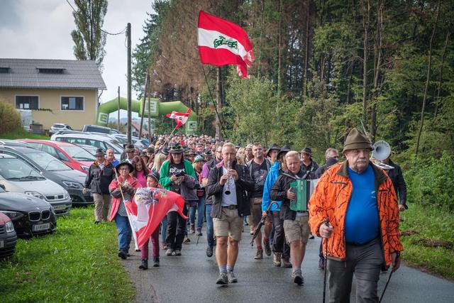 Die Wanderer trotzten bei der Fanwanderung in St. Ulrich im Greith mit den Edlseern dem wankelmütigen Wetter.