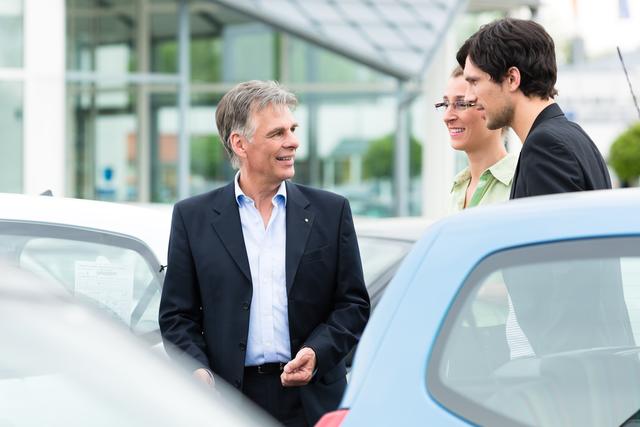 Keine Schnellschüsse beim ersten Autokauf: Viele Angebote vergleichen lohnt sich in den meisten Fällen. | Foto: Kzenon/Fotolia