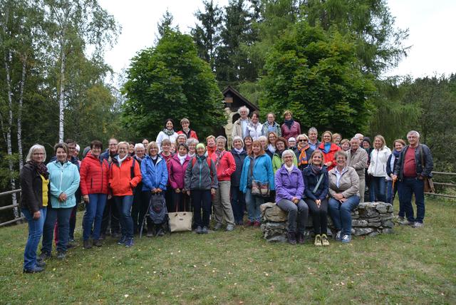 Rund 50 Teilnehmerinnen und Teilnehmer aus dem gesamten Bundesland nahmen an der gemeinsamen Sagenwanderung teil