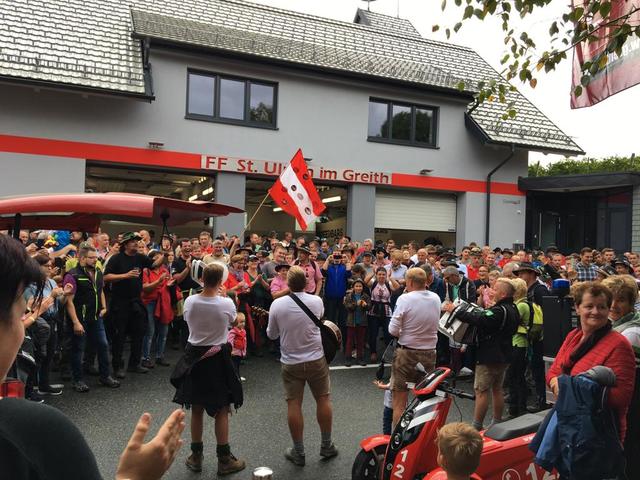 Die Kameradinnen und Kameraden der FF St. Ulrich freuen sich über den gelungenen Fan-Wandertag in St. Ulrich im Greith.
