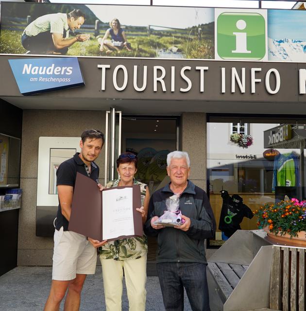 Teuer Nauders-Stammgast Frau Jos Van Dillen (Mitte) mit TVB-Geschäftsführer Manuel Baldauf (l.) und dem langjährigen Vermieter Edi Wiestner (r.). | Foto: TVB Tiroler Oberland/ Nauders Tourismus