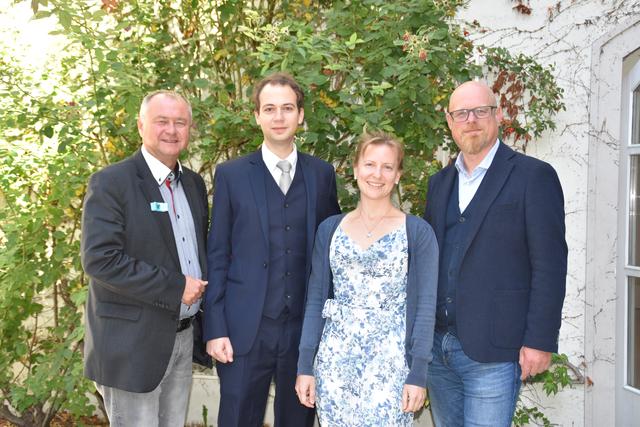 Der neue künstlerische Leiter des MSO (Mödlinger Symphonisches Orchester) Daniel Auner mit Orchester-Obfrau Bernadette Millet-Findler, Bürgermeister Hans Stefan Hintner und Stadtrat Stephan Schimanowa.