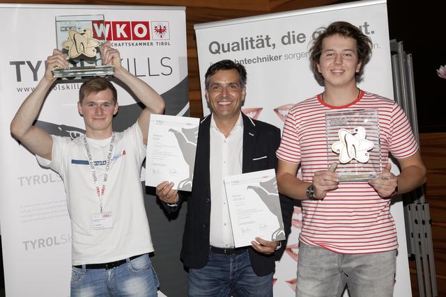 Die beiden Landessieger: Roman Siegele (re.) von der Firma Otmar Siegele und Mathias Peer (li.) von der Firma Österreichische Wipla-Laboratorien A. Wilk GmbH mit Berufsgruppensprecher Markus Gapp.