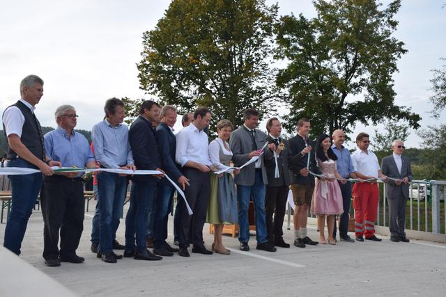 Groß war die Freude, dass die Verkehrssicherheit durch den Neubau gesteigert werden konnte.