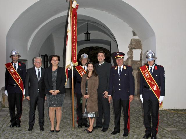 Die Gattinnen von Bürgermeister Klaus Luger und Sicherheitsreferent Michael Raml, Michaela Mader (li.) und Sarah Helena Raml, sind die Patinnen der neuen Fahne. | Foto: Stadt Linz/Schwarzl