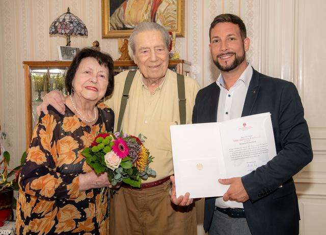 Familie Kaschubek mit Bezirksvorsteher Markus Rumelhart. Sie freuten sich sehr über die überreichte Urkunde und die Blumen. | Foto: BV6