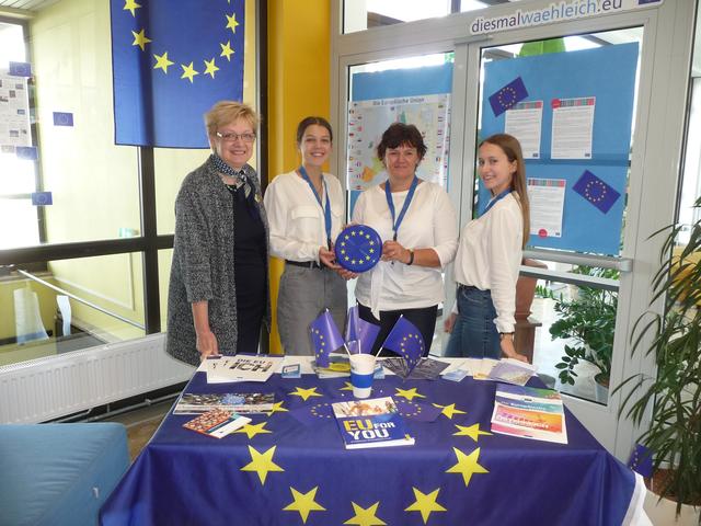 Freuen sich über die Zertifizierung des BG/BRG Leoben Neu als "Botschafterschule des Europäischen Parlaments": Direktorin Eva Tomaschek, Juniorbotschafterin Lena Brunner, Seniorbotschafterin Professorin Gerlinde Lick und Juniorbotschafterin Anja Ruppnig (v.l.).