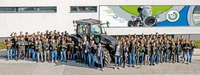 100 Jungtechniker und die Professoren aus Agrar- und Umwelttechnik an der HTL Ried freuen sich über einen Steyr 4145 Profi CVT