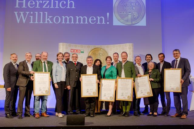 Die Vertreter aus sieben Gemeinden im Bezirk Deutschlandsberg freuen sich über die Auszeichnung "Goldener Boden".