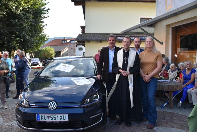 Bürgermeister Bernhard Zisterer, KEM-Manager Rainer Unger, Pater Florian Heel vom Kloster Hilariberg und GR Sarah Grießenböck (v.l.) bei der Präsentation des neuen Dorftaxis vor dem Kramsacher Gemeindeamt.  
 | Foto: Barbara Fluckinger