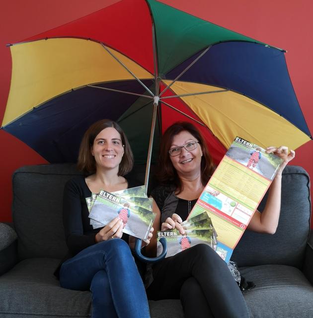 Lungauer Eltern stehen mit ihren Fragen nicht im Regen: Mit dem Elternbildungskalender unterstützen Salzburger Bildungswerk und Forum Familie Mütter und Väter mit Bildungsimpulsen. Im Bild v.l.: Maria Zehner (Salzburger Bildungswerk) und Monika Weilharter (Forum Familie Lungau) mit dem druckfrischen Kalender.