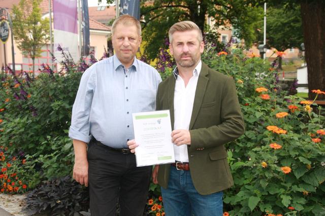 Johannes Wohlmacher, Forstmeister des Stiftes Schlägl mit René Hochholdinger, Geschäftsführer der office supplies 24 GmbH.