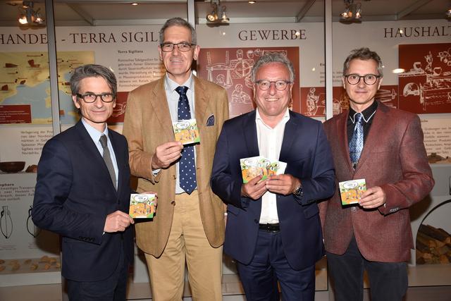 Im Lungauer Heimatmuseum in Tamsweg stellten Martin Hochleitner (Salzburg Museum), Landesarchäologe Raimund Kastler, Landesrat Heinrich Schellhorn und Klaus Heitzmann (Heimatmuseum) die neue Broschüre zum Umgang mit archäologischen Funden vor.