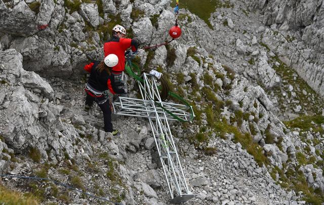 Nach Anlieferung mit dem Hubschrauber wurde das neue Gipfelkreuz die letzten 15 Meter bis zum Gipfel von der Bergrettung Vordernberg getragen.