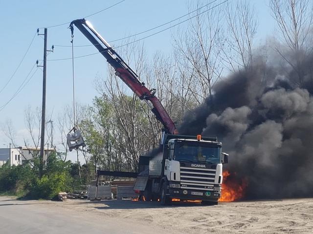Der brennende Lkw wurde von der Feuerwehr mit Schaum gelöscht.