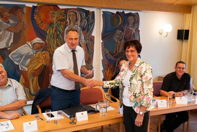 Bürgermeister Schmidl-Haberleitner freut sich über die neue Gemeinderätin Susanne Stejskal.
