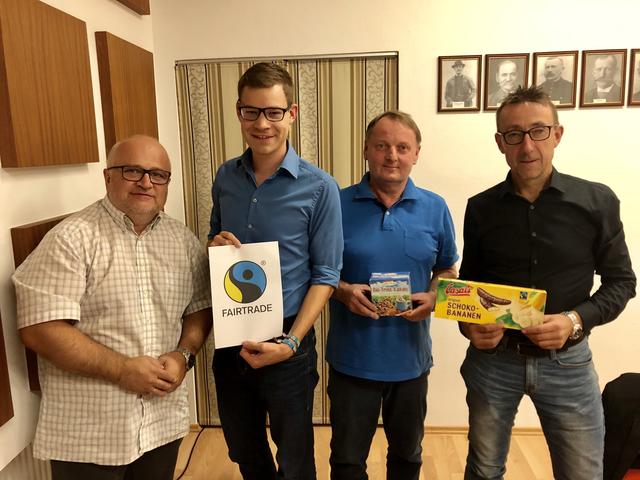 Vizebürgermeister Alfred Dobler (SPÖ), FAIRTRADE-Beauftragter GR Sascha Krikler (ÖVP), GR Helmut Altenburger (GfJ), Bürgermeister Hannes Steurer (ÖVP)