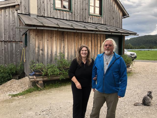 Die Initiatoren des "Kostnixladen" Gabriele und Hubert am Simalhof. | Foto: Schweiger