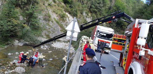 Einsatzkräfte im Bett und an der Weißache bei der Rettung des verletzten Motorradfahrers.