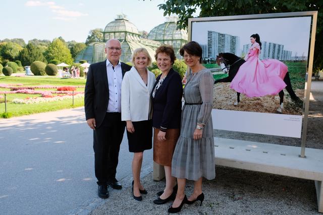 Ulrich Schnarr, Silke Kobald, BV Hietzing, Josefa Reiter-Stelzl, Leiterin der HBLFA Schönbrunn, Maria Smodics-Neumann, Abgeordnete zum Nationalrat (v.l.n.r.) | Foto: Schnarr