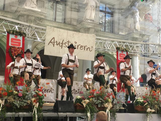 Die Schuhplattlergruppe Vorau bei ihrem Auftritt auf der Hauptbühne am Grazer Hauptplatz