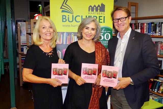 Autorin Brigitte Karner (Mitte) mit Büchereileiterin Rita Schreiner und Bgm. Marcus Martschitsch. | Foto: Alfred Mayer