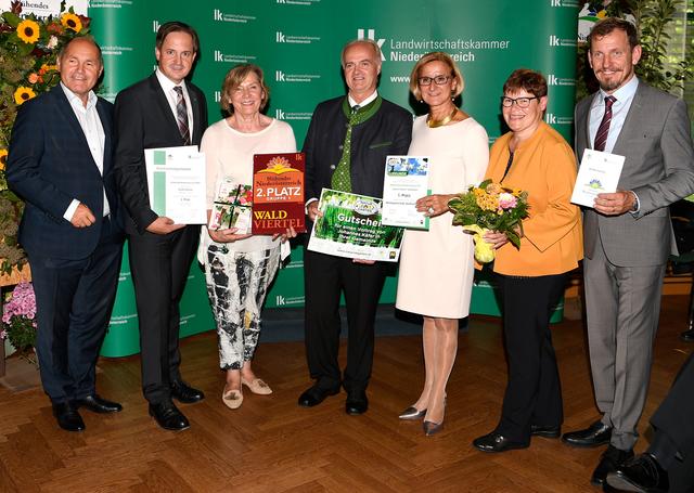 "Natur im Garten“ Initiator Wolfgang Sobotka, Präsident der Landwirtschaftskammer NÖ Johannes Schmuckenschlager, Wirtschaftskammer Präsidentin Sonja Zwazl, Bürgermeister Martin Bruckner, Landeshauptfrau Johanna Mikl-Leitner, „Natur im Garten“ Geschäftsführerin Christa Lackner und ORF Radio Niederösterreich Gärtner Johannes Käfer. | Foto: NLK Reinberger