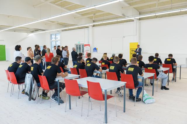 Die ersten Tiroler Lehrlinge erhielten an der Bauakademie ihr Tablet | Foto: ofp.kommunikation