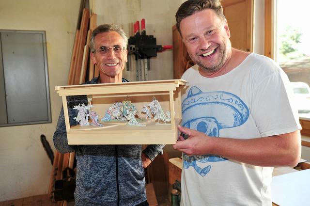 Hans Peter Prandstätter (re.) und Wolfgang Falkner mit einem Modell der letztlich rund 80 cm großen Figuren.
