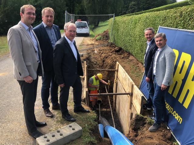 Zählen auf Fortschritt: Franz Friedl, Reinhold Ebner, Josef Ober, Bgm. Martin Weber und Franz Fartek (v.l.).  | Foto: WOCHE