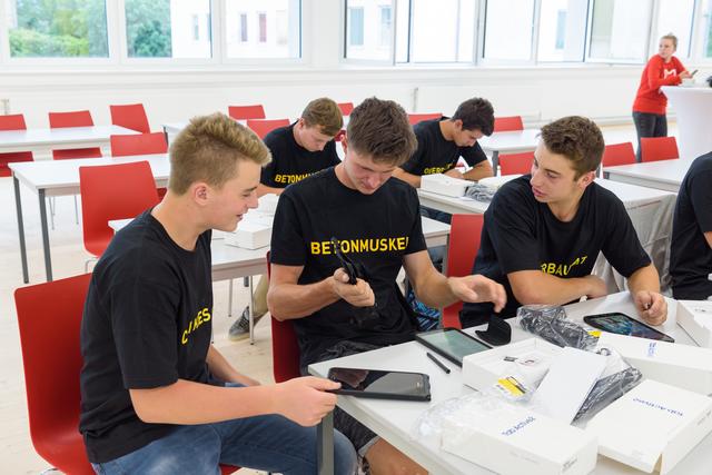 "Unboxing"-Event: Um die angehenden Facharbeiter auf die Herausforderungen der Baustelle 4.0 vorzubereiten, gibt's Tablets im zweiten Lehrjahr der Baulehre in Tirol. | Foto: ofp.kommunikation