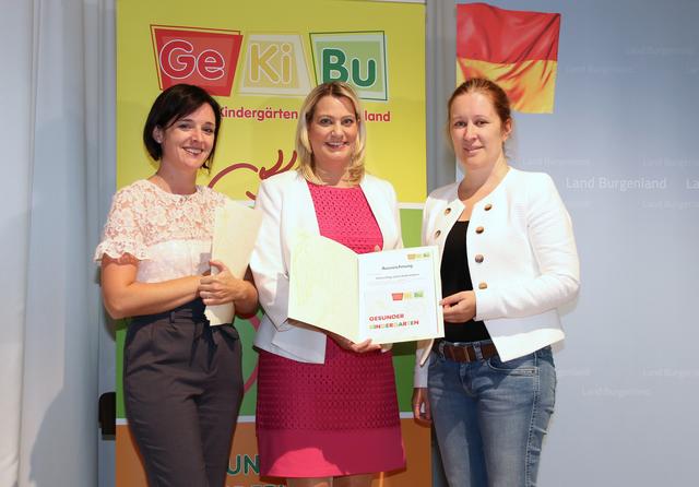LR Daniela Winkler zeichnete den Kindergarten Holzschlag-Unterkohlstätten aus.